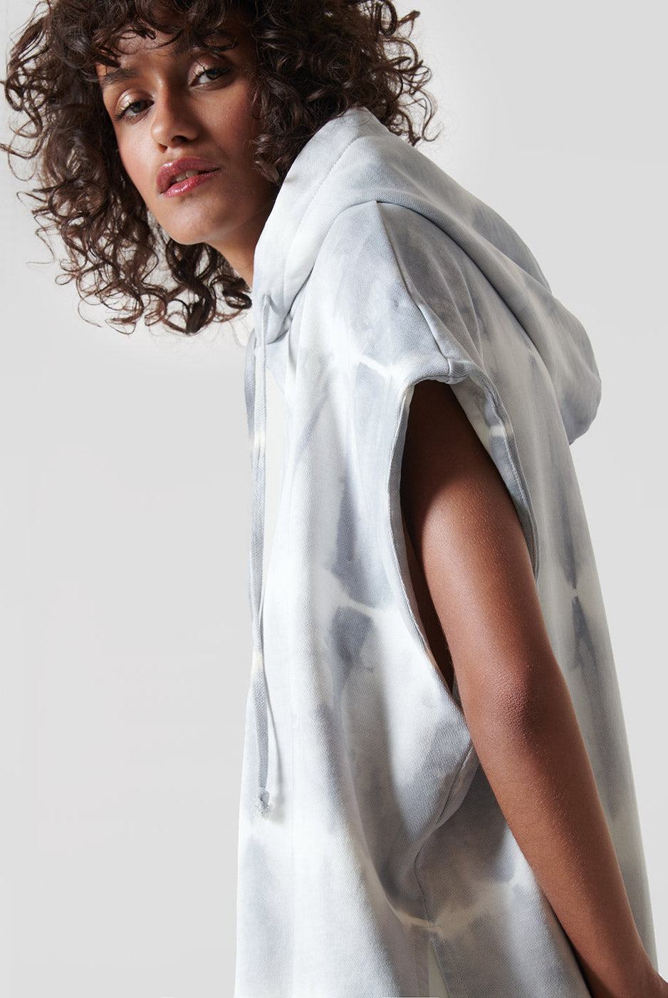 Hoodie Gunt Sans Manches Tie and Dye Gris - Jeanne Vouland